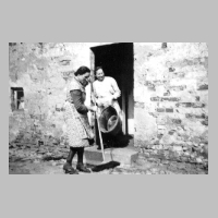 080-0096 Mit Besen Erna und Herta Thiel.JPG